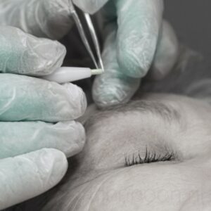 Elektrische epileren in Den Haag - vrouw wenkbrauw close up