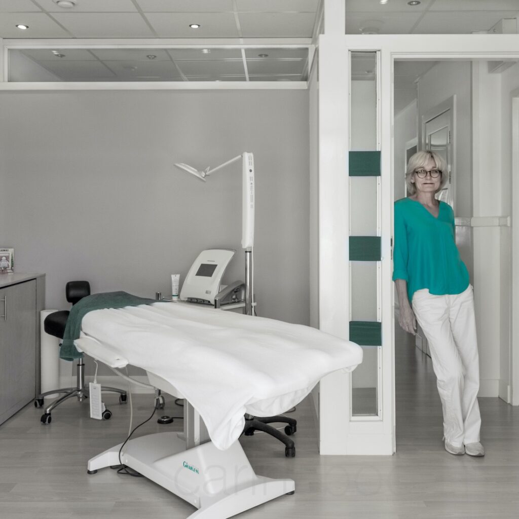 carina in haar praktijk bij de ingang van de behandelruimte in Den haag